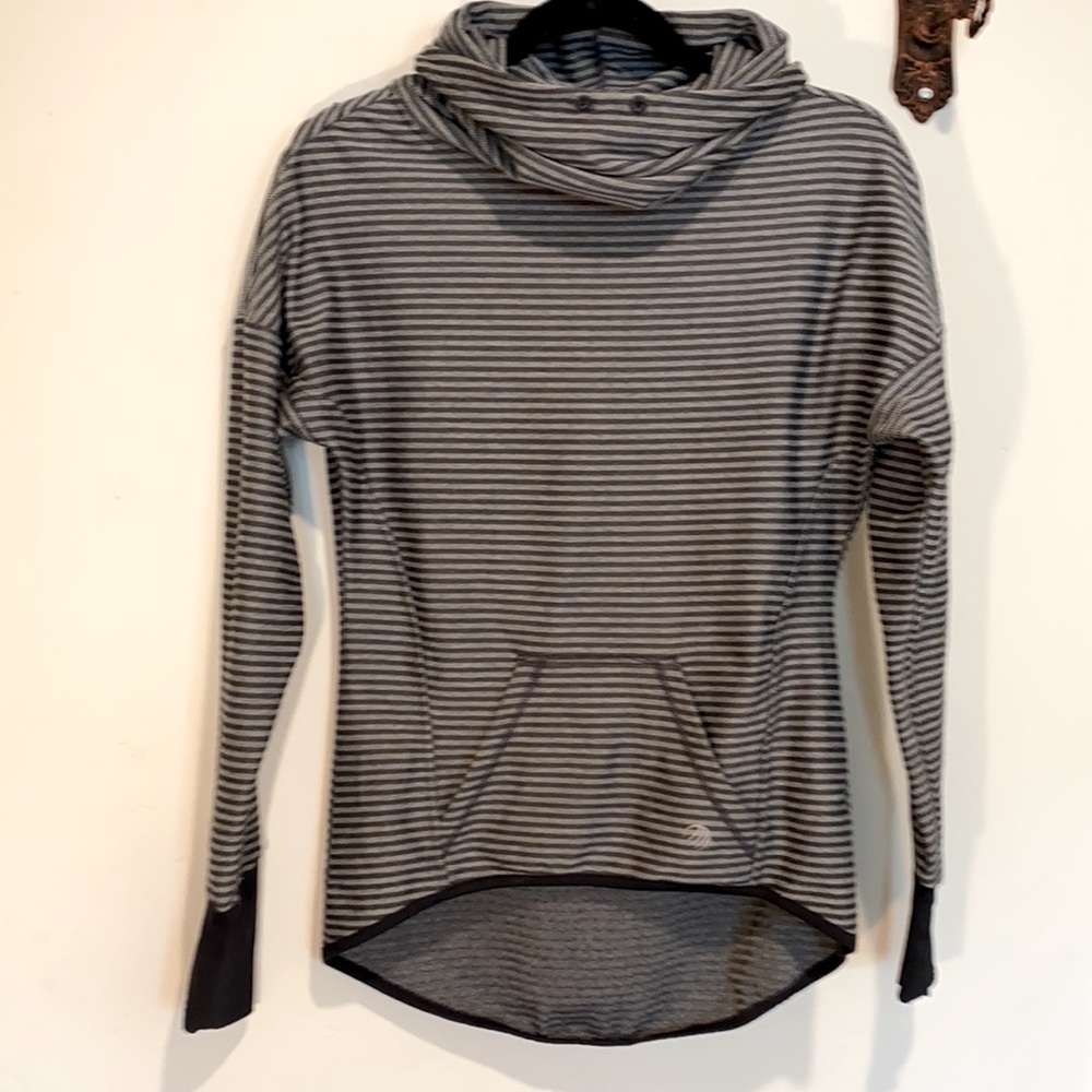 THUMBHOLES! MPG athletic top. Grey. EUC. XS.